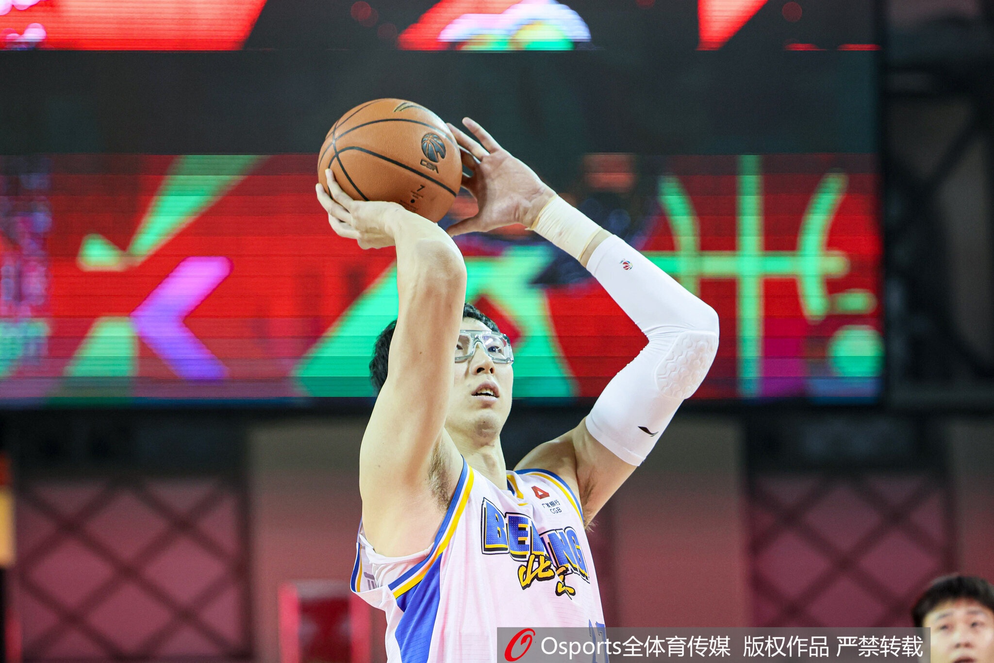 开元体育app-填满数据栏！周琦半场3中2拿到5分6板1助1断1帽 3前场板